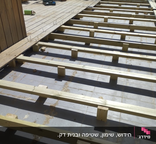 מבנה עץ בבנייה עם קורות עץ על רצפה
